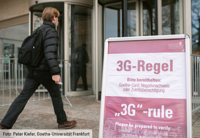 Vor dem PEG-Gebäude (Ende 2021). Foto: Peter Kiefer, Goethe-Universität Frankfurt